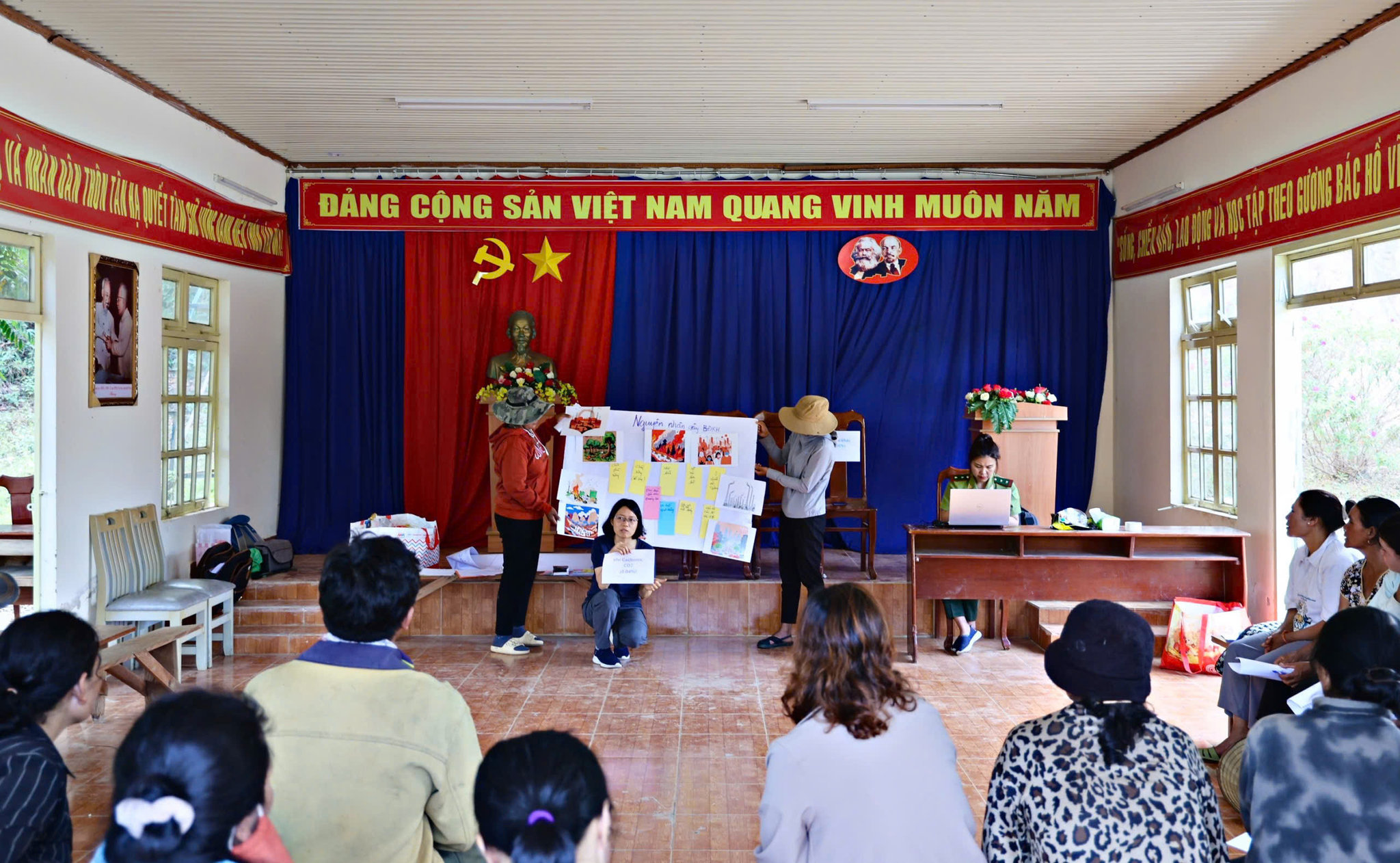 Tổ chức RECOFTC cùng cán bộ ngành Lâm nghiệp tỉnh Lâm Đồng hướng dẫn bà con xã Tà Năng nâng cao hiểu biết về biến đổi khí hậu. Ảnh: Chính Thành