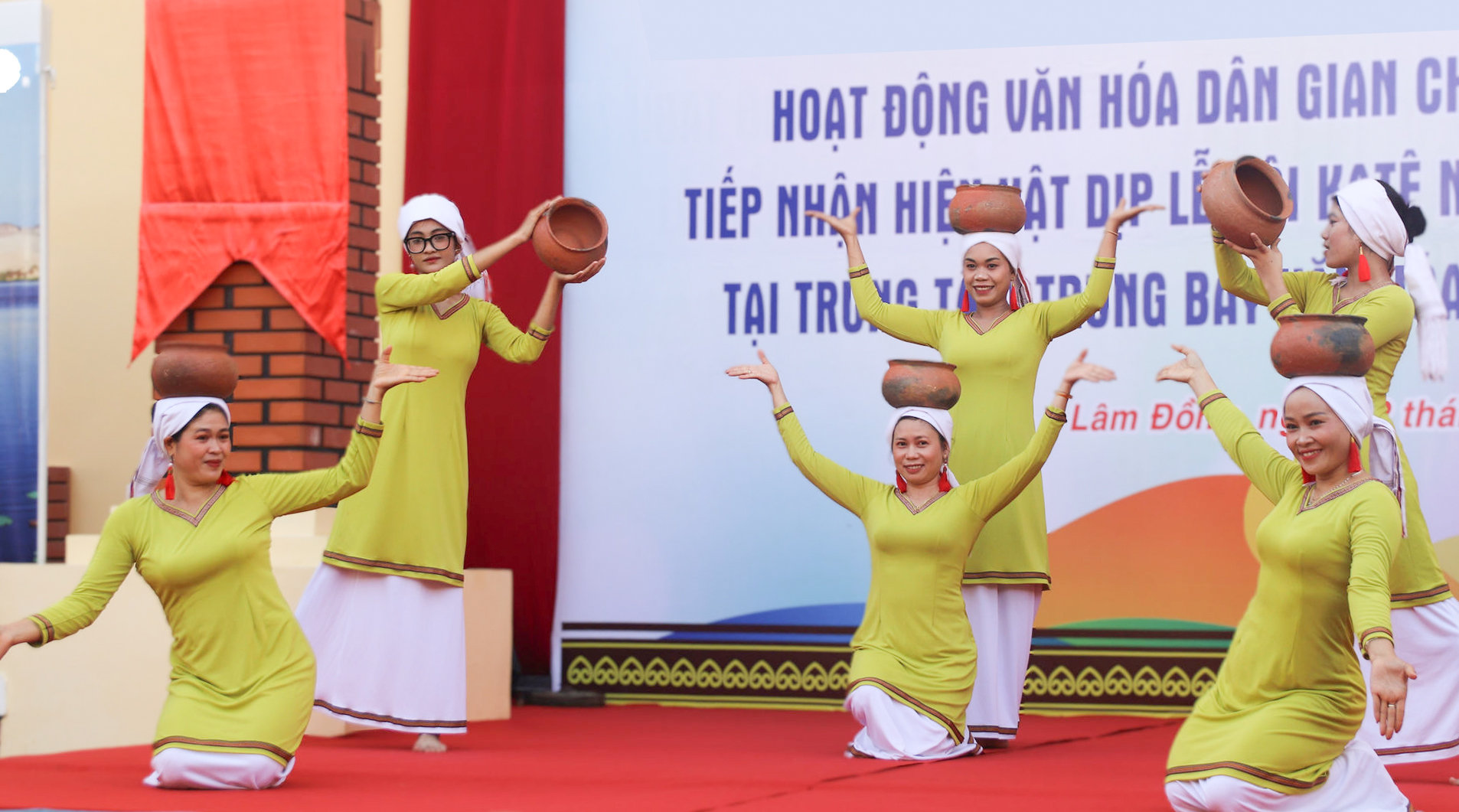 bieu-dien-nghe-thuat-mua-dan-gian-cham(1).jpg