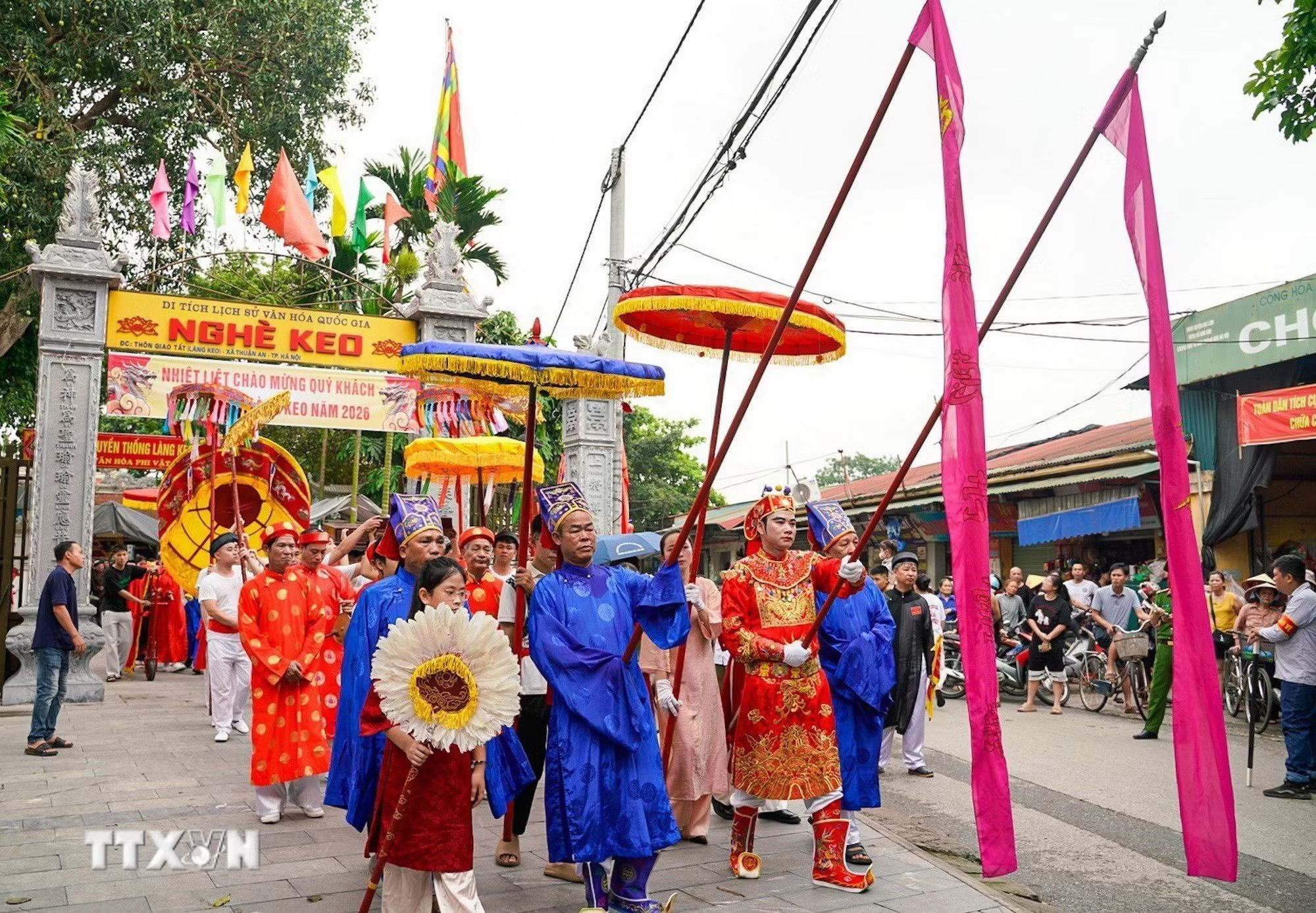 ttxvn-2205-phong-ao-phat-le-hoi-lang-keo-3.jpg
