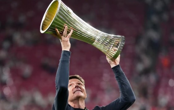 Oliver Glasner ăn mừng cùng Crystal Palace sau danh hiệu Conference League.