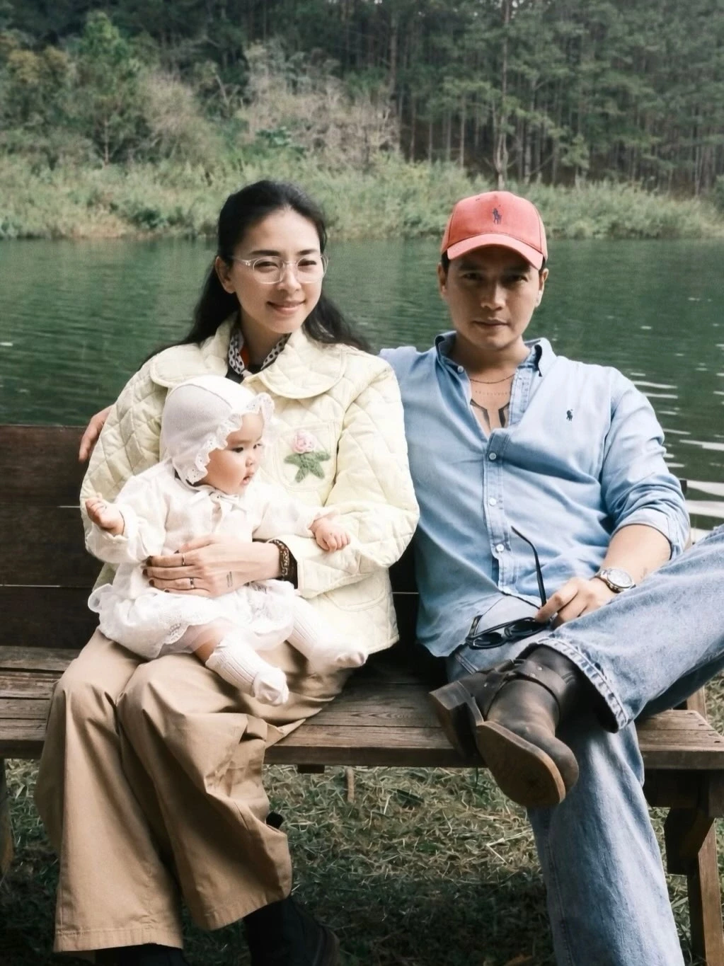 Gia đình hạnh phúc của Ngô Thanh Vân và Huy Trần bên con gái đầu lòng.