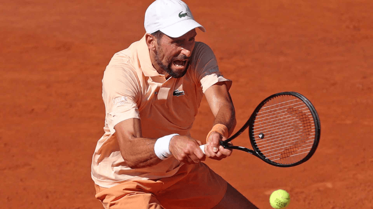 Novak Djokovic mắc 9 lỗi giao bóng kép trong trận đấu với Valentin Royer tại vòng 2 Roland Garros