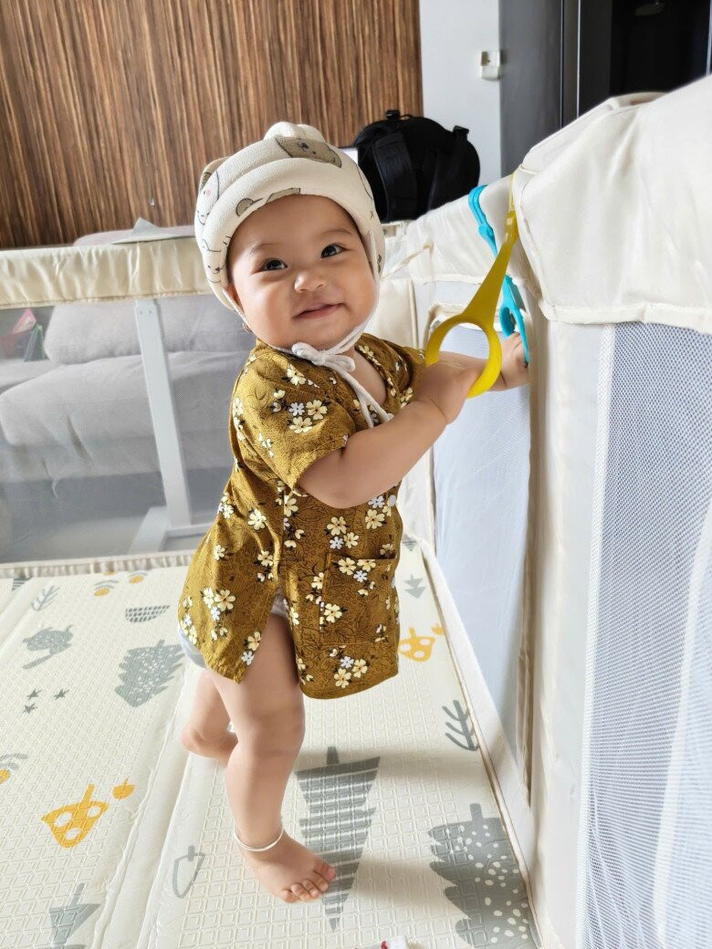 H'Hen Niê khoe khoảnh khắc con gái 8 tháng tuổi hiếu động.