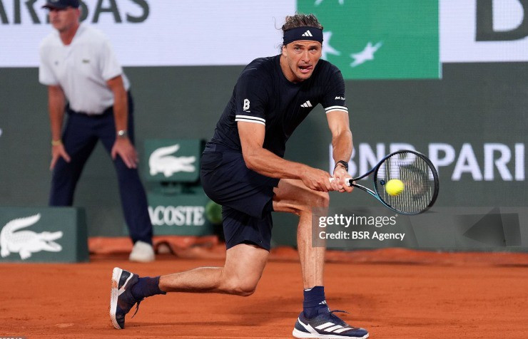Alexander Zverev thi đấu áp đảo trước Tomas Machac tại Roland Garros