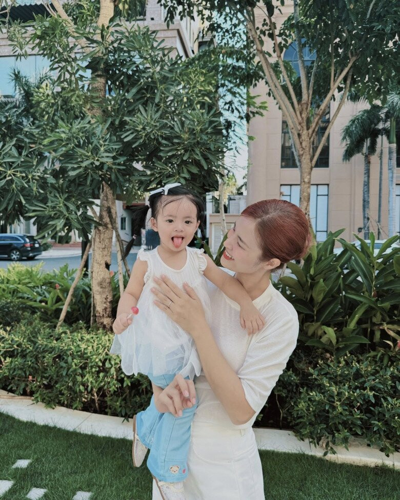 Đông Nhi vui đùa cùng con gái nhỏ khi tan trường.