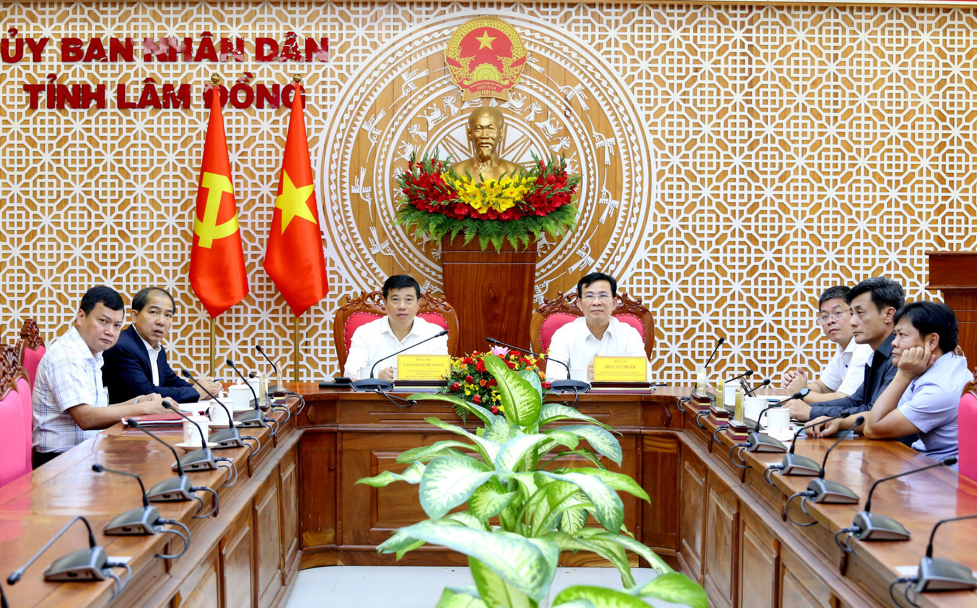 quang-canh-cuoc-hop-1-.jpg
