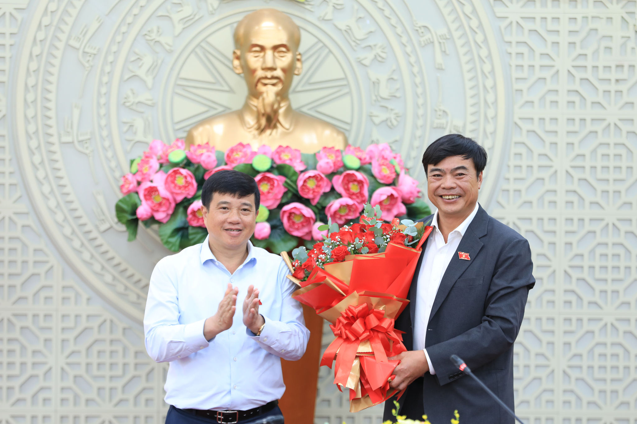 Bí thư Tỉnh ủy, Trưởng Đoàn ĐBQH tỉnh Lâm Đồng Y Thanh Hà Niê Kđăm tặng hoa chúc mừng Phó Trưởng đoàn chuyên trách Đoàn ĐBQH Đặng Đức Hiệp