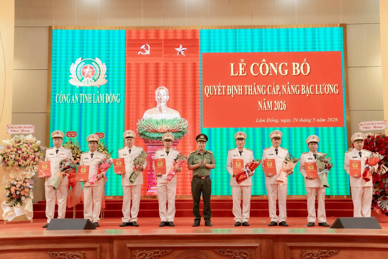 O Coronel Nay Gia Phu, membro do Comitê Permanente do Partido Provincial e Vice-Diretor da Polícia Provincial, apresenta a decisão ao Comandante da Polícia da Comuna/Distrito (Foto geral).