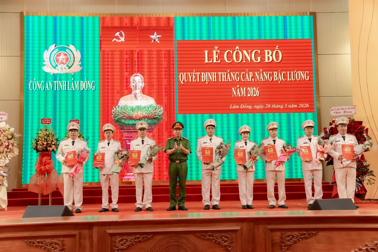 O Coronel Nguyen Tuong Vu, membro do Comitê Permanente do Partido Comunista Provincial e Vice-Diretor da Polícia Provincial, entrega as decisões de promoção aos chefes de diversos departamentos profissionais (Imagem ilustrativa).