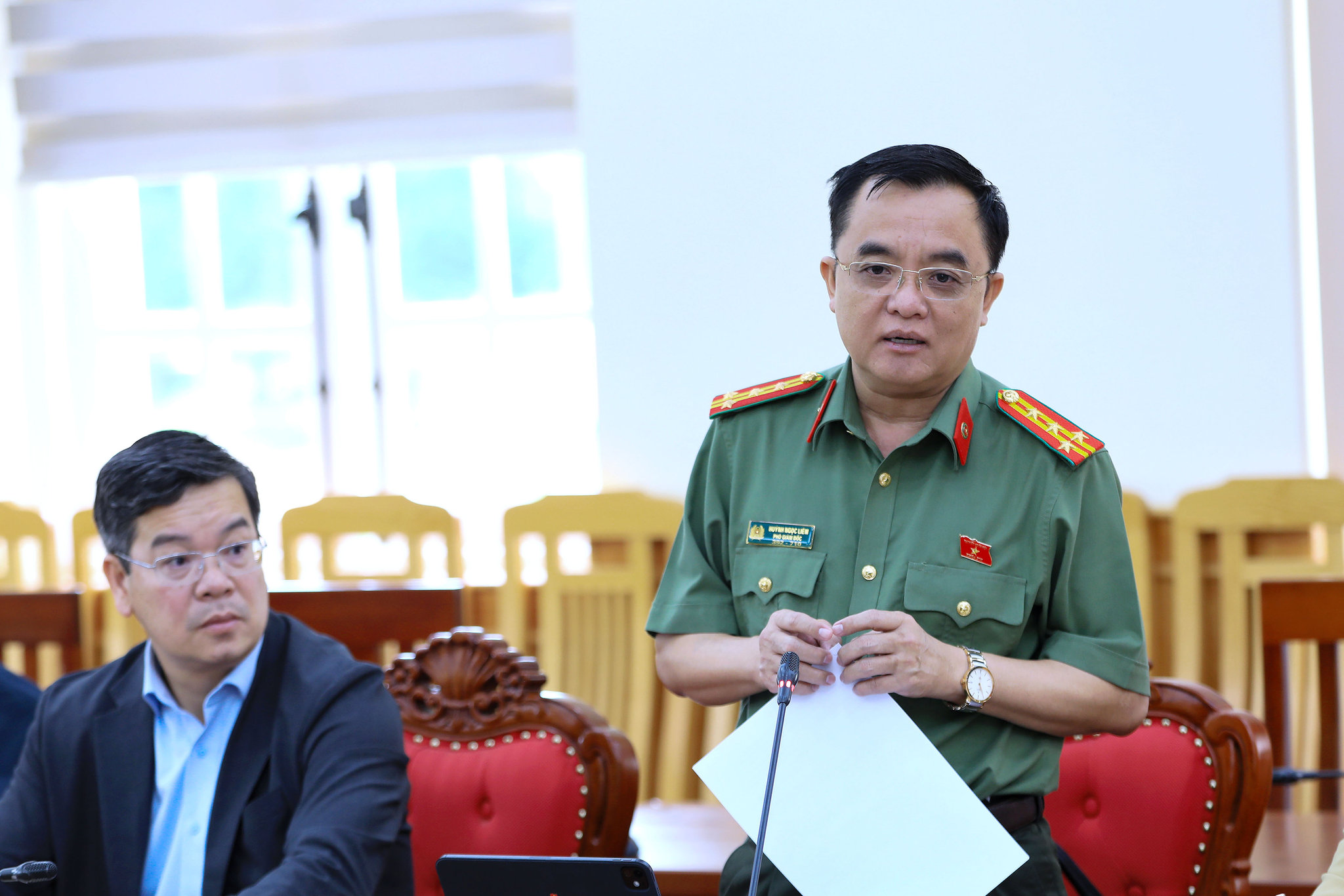 ĐBQH Huỳnh Ngọc Liêm, Phó Giám đốc Công an tỉnh Lâm Đồng báo cáo một số nội dung cử tri quan tâm tại đợt tiếp xúc vừa qua