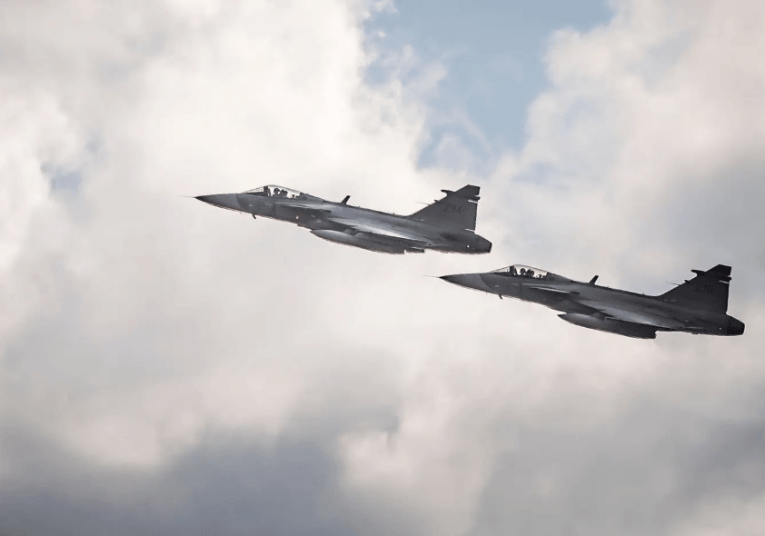 Tiêm kích Saab JAS 39 Gripen bay trên không trong lúc diễn ra Hội nghị Ngoại trưởng NATO