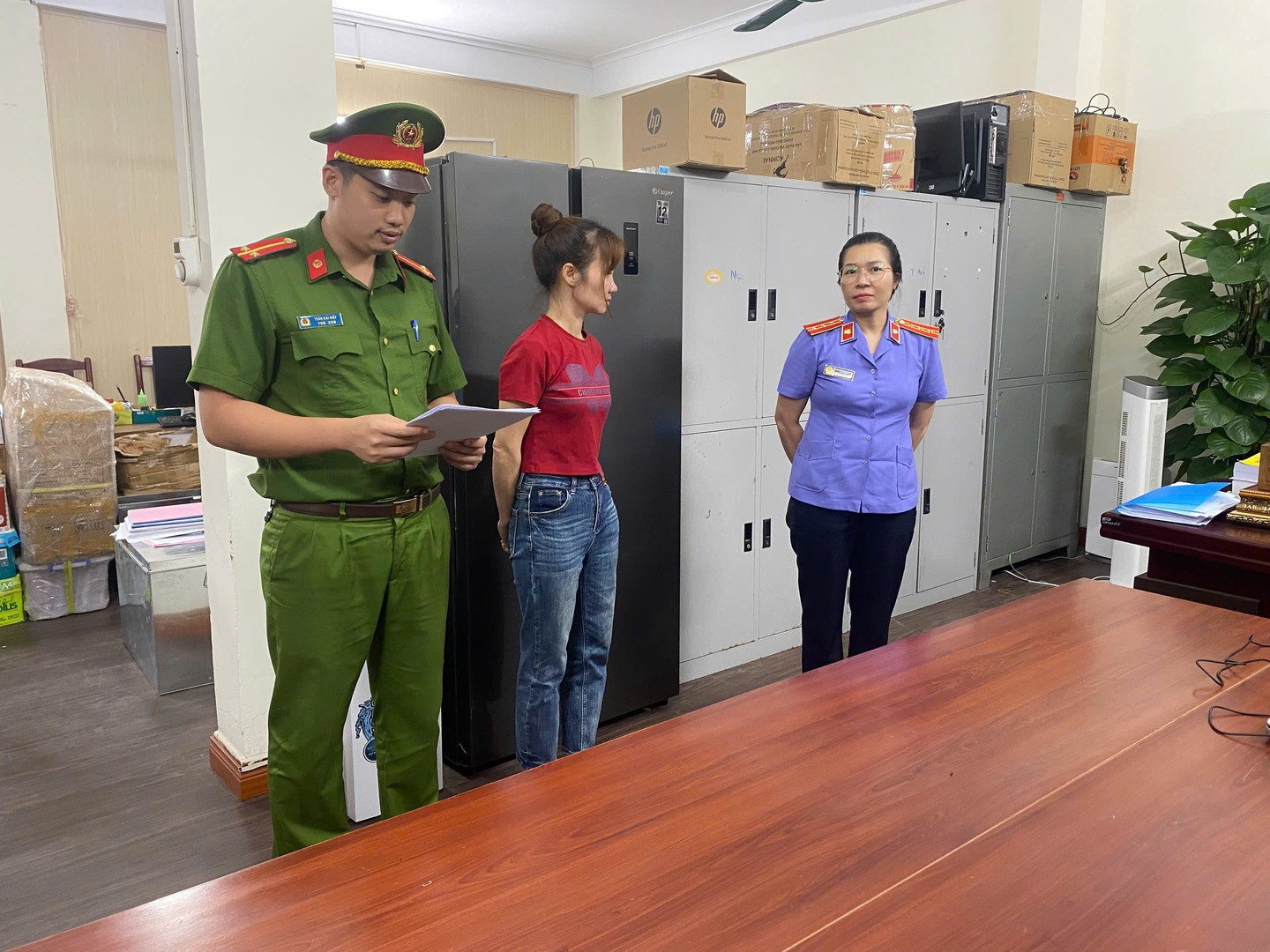 Đối tượng Đỗ Thị Tuyết và vật chứng vụ án sản xuất hàng giả tại Link vào Hưng Yên