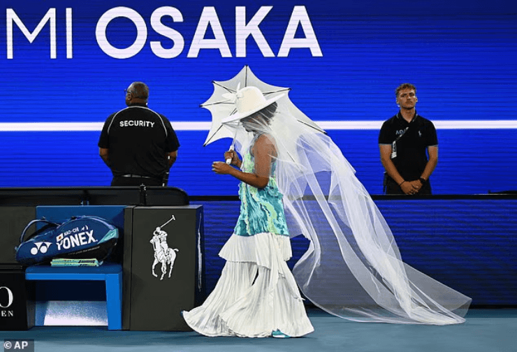Osaka diện bộ váy sứa tại Australian Open 2026
