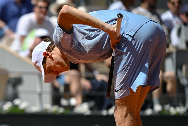 Jannik Sinner kiệt sức trong trận thua Francisco Cerundolo tại Roland Garros