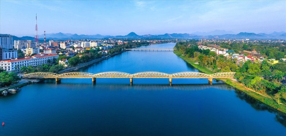 Cầu Trường Tiền biểu tượng của TP. Huế với kết cấu nhịp dầm thép hình bán nguyệt đặc trưng.