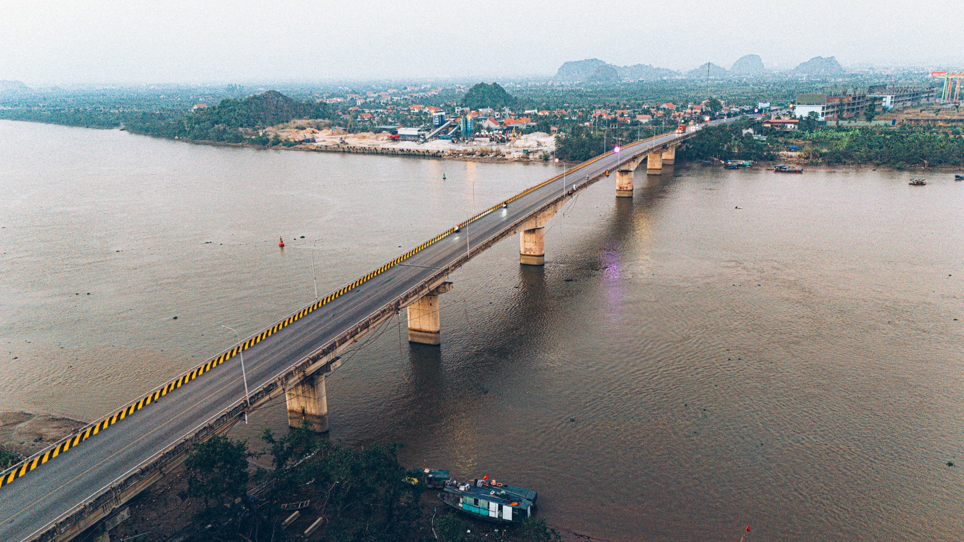 Toàn cảnh cầu Đá Bạc hiện hữu kết nối hai địa phương.