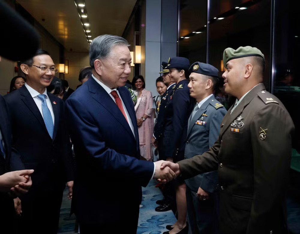 vna-potal-tong-bi-thu-chu-tich-nuoc-to-lam-va-phu-nhan-bat-dau-chuyen-tham-cap-nha-nuoc-toi-singapore-va-phat-bieu-dan-de-tai-doi-thoai-shangri-la-8791481.jpg