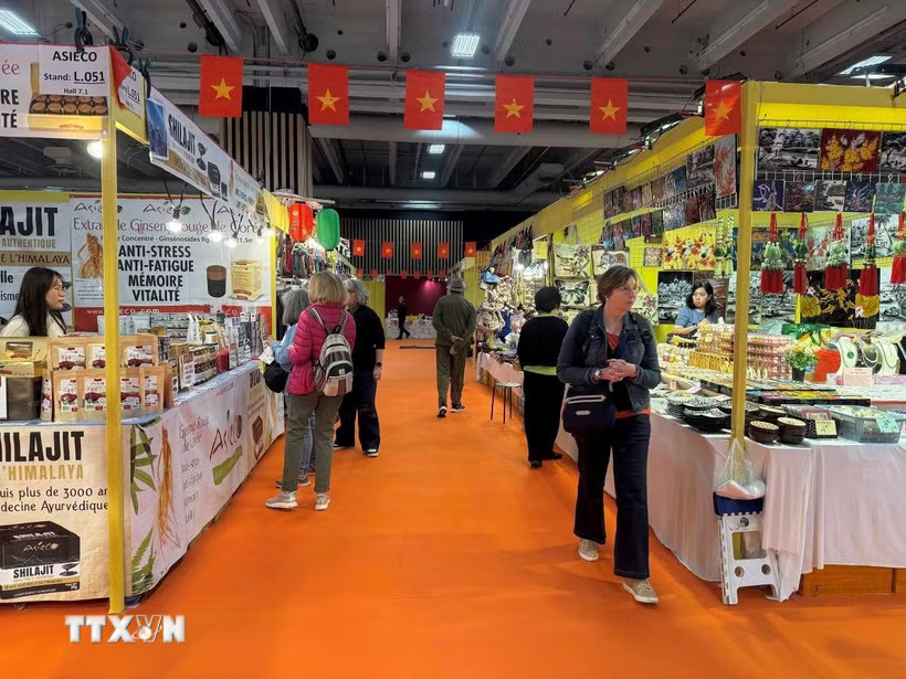 Khu trưng bày của các doanh nghiệp Việt Nam tại khu vực “World in Paris.” (Ảnh minh họa: Hữu Chiến/TTXVN)