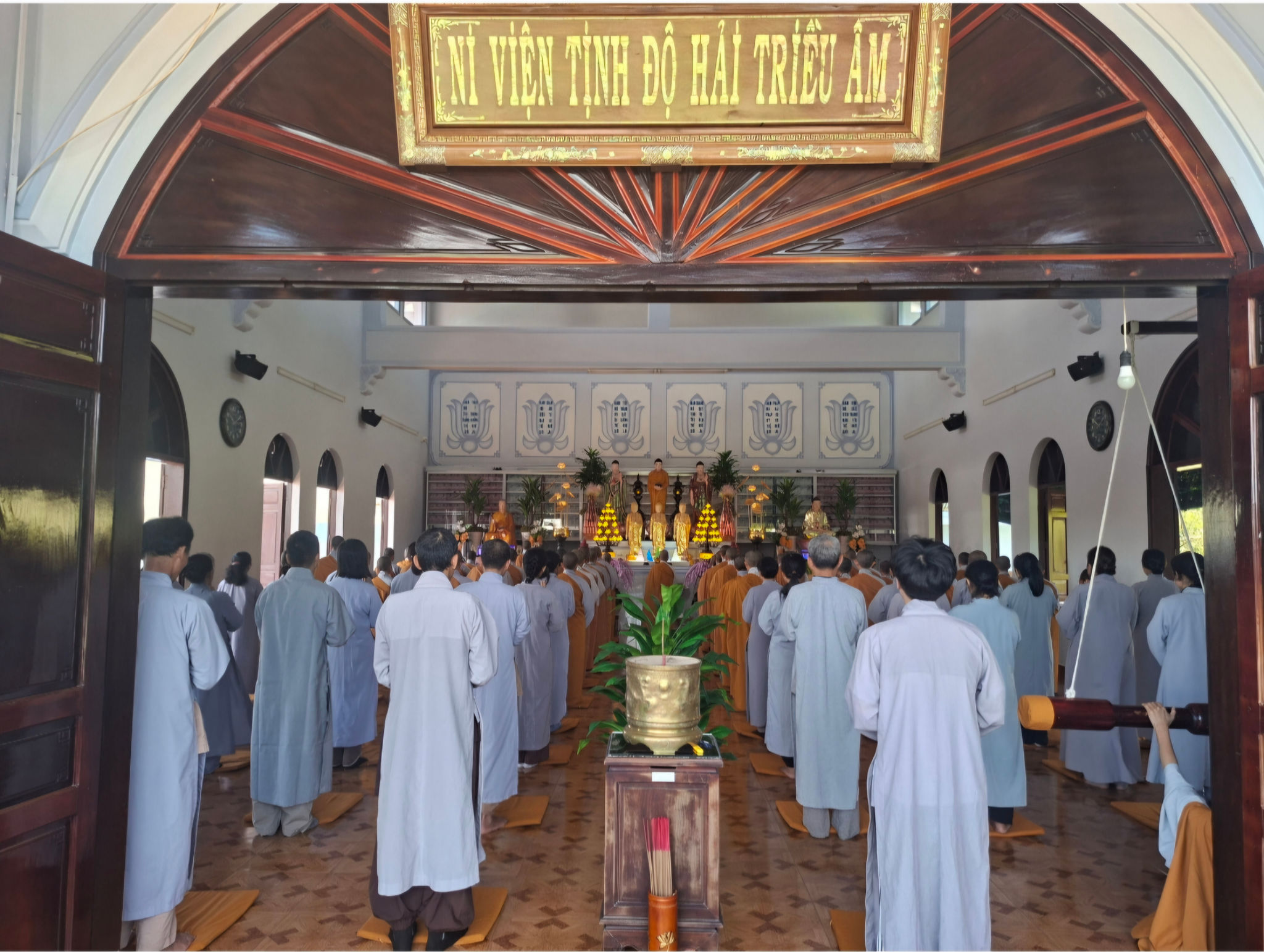 Une cérémonie bouddhiste pendant la semaine de l'anniversaire du Bouddha en 2026 (calendrier bouddhiste 2570) à la pagode Duoc Su.
