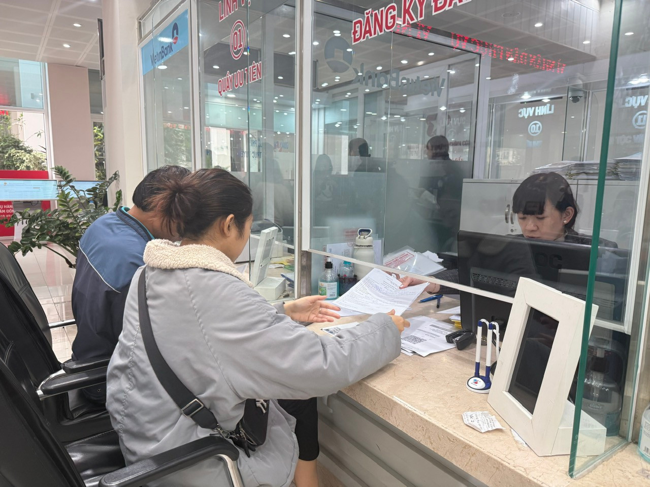 Người dân làm thủ tục tại Trung tâm Phục vụ hành chính công Link vào