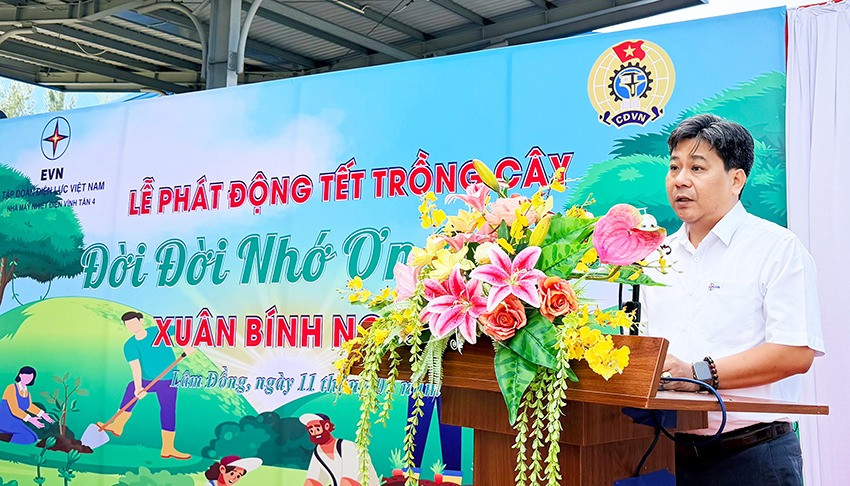 Pan Tran Ngoc Huong zahájil kampaň sázení stromů.