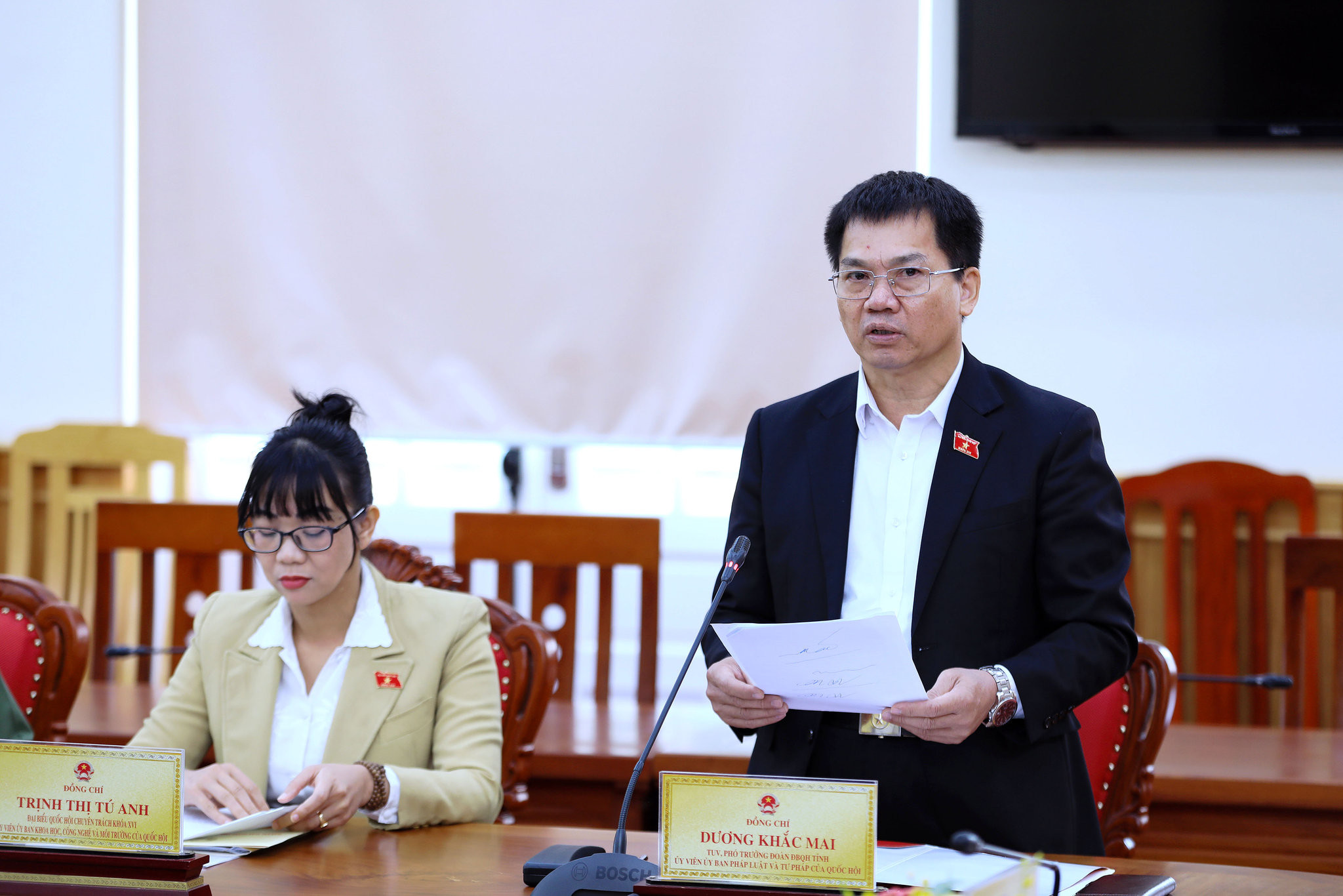 pho-truong-doan-chuyen-trach-doan-dbqh-tinh-lam-dong-duong-khac-mai-cung-cac-dbqh-tinh-bao-cao-ket-qua-5-thang-dau-nam-2026-cua-doan-dbqh-tinh(1).jpg