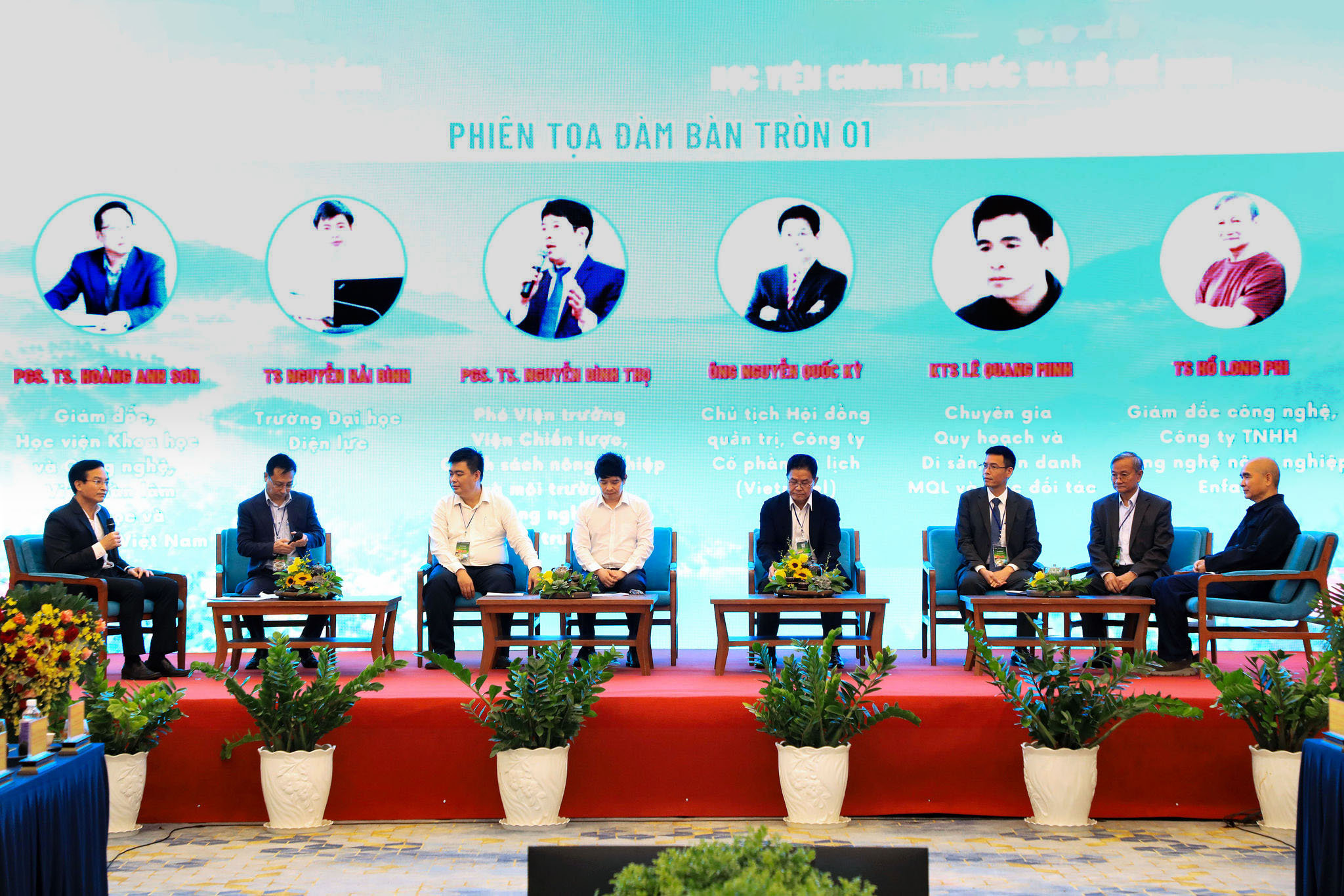 1-cac-dai-bieu-khach-moi-du-phien-toa-dam-phien-1-voi-chu-de-ve-mo-hinh-phat-trien-tinh-lam-dong-trong-ky-nguyen-moi(1).jpg