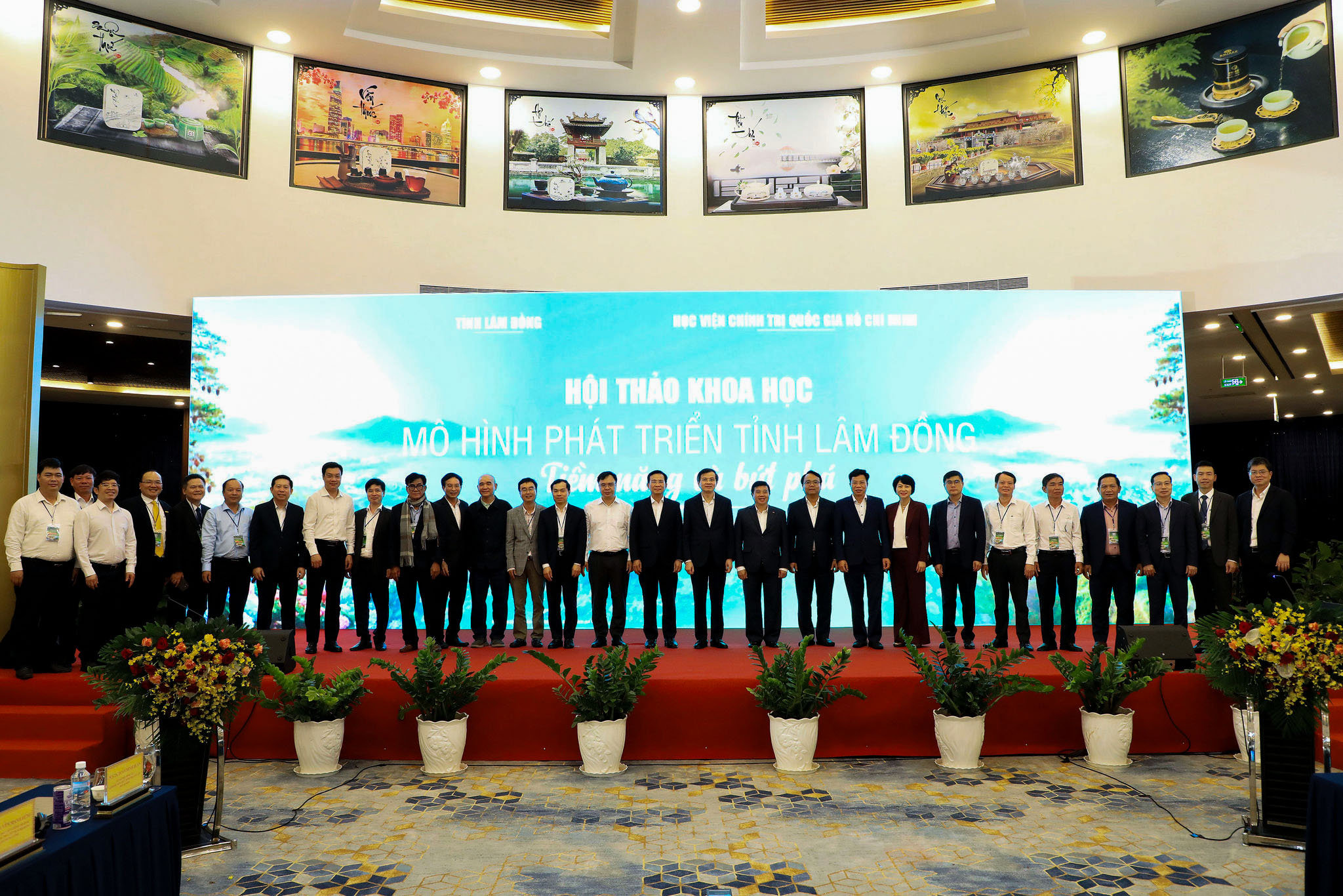 11-pemimpin-akademi-kebangsaan-wilayah-Lam-Dong-dan-bandar-Ho-Chi-Minh-mengambil-gambar-peringatan-bersama-delegasi-yang-menghadiri-persidangan(1).jpg