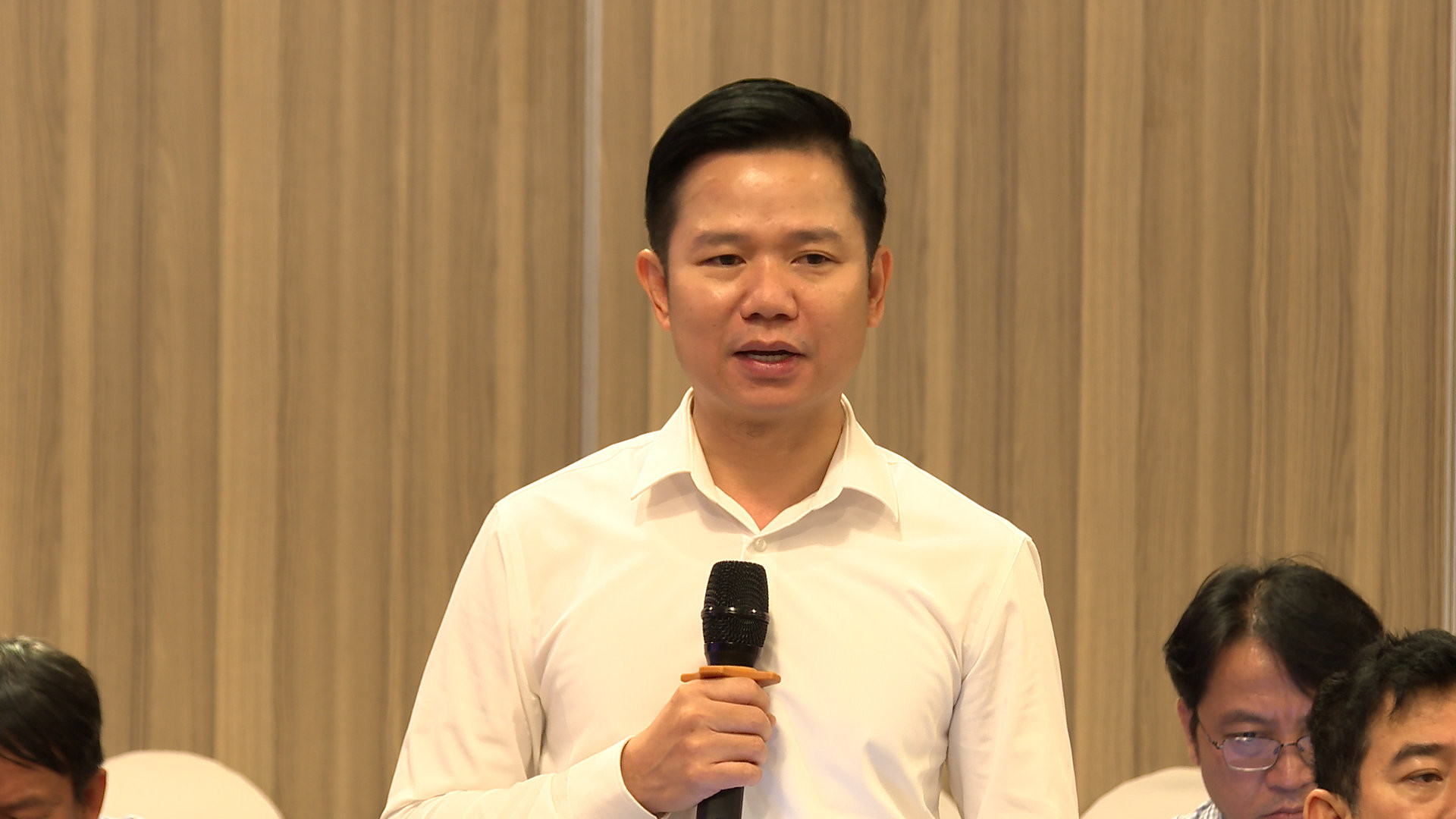 Doan Xuan Hieu, member of the Da Nang Party Committee and Director of Da Nang Newspaper and Radio-Television, speaks at the seminar