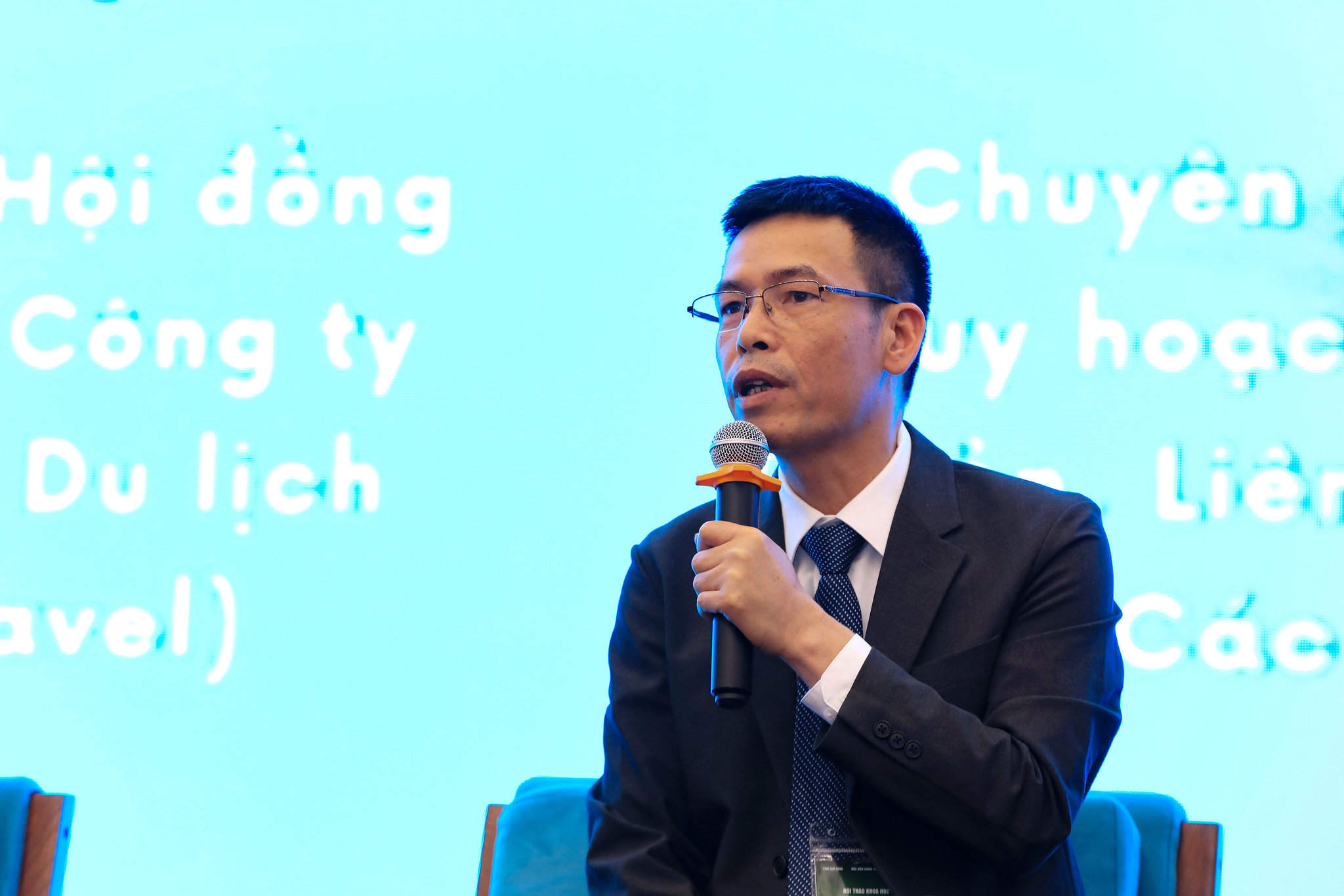 8. Prof. Madya Dr. Vu Van Hieu, Institut Teknologi Maklumat, Akademi Sains dan Teknologi Vietnam, berkongsi pandangannya tentang teknologi di perbincangan panel.