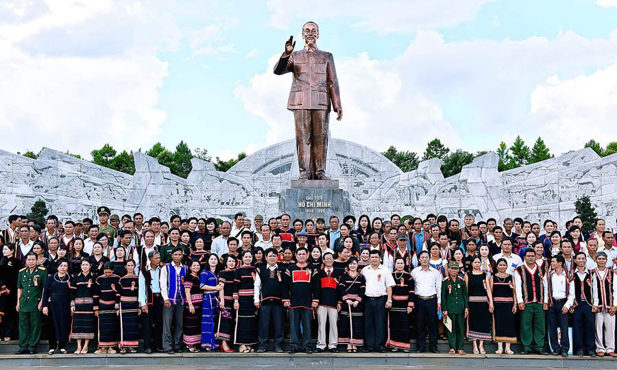 Bên tượng đài Bác Hồ ở TP Plâycu - Gia Lai