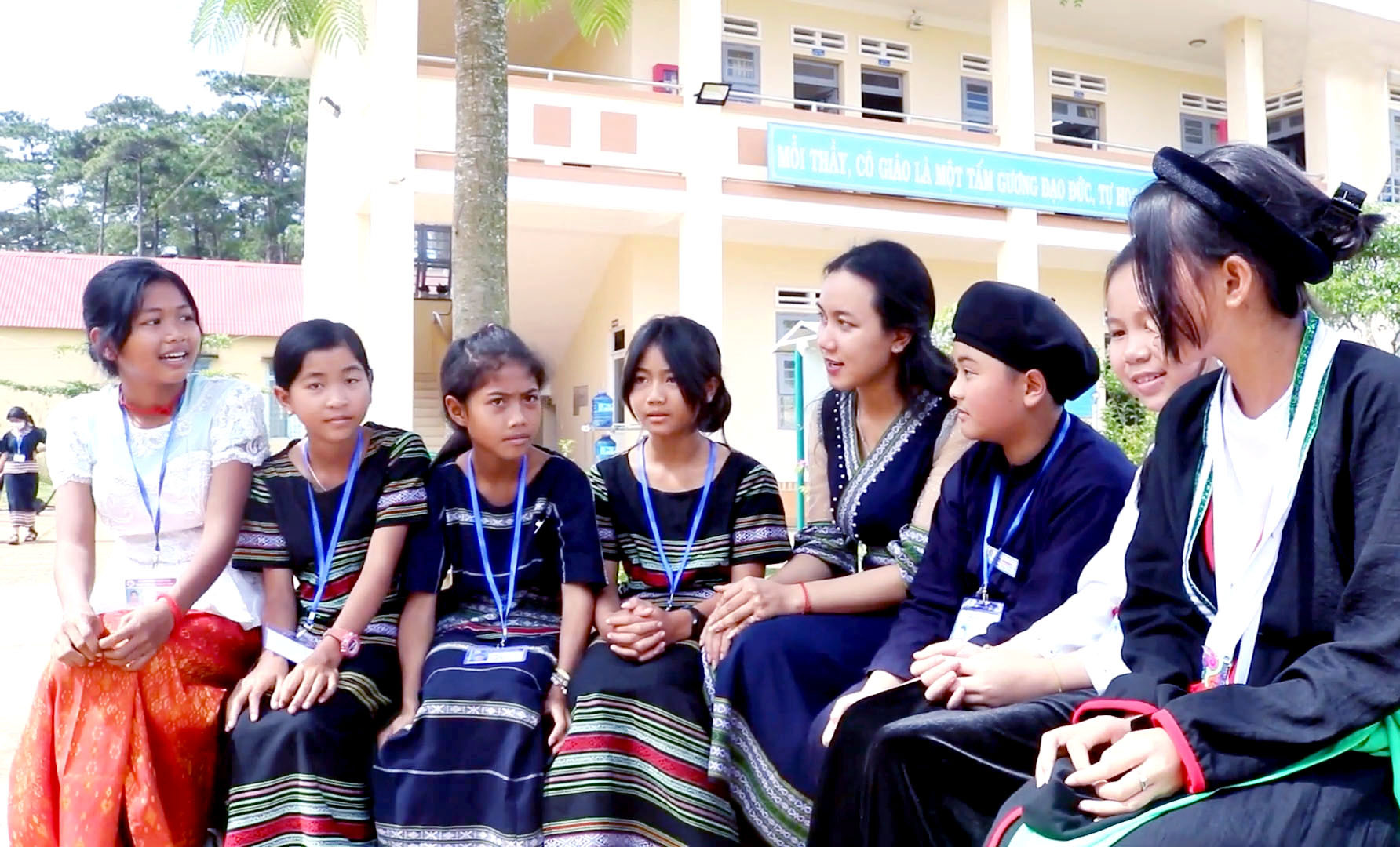 Các cháu học sinh vùng Di Linh-Lâm Đồng mặc trang phục truyền thống khi đến trường