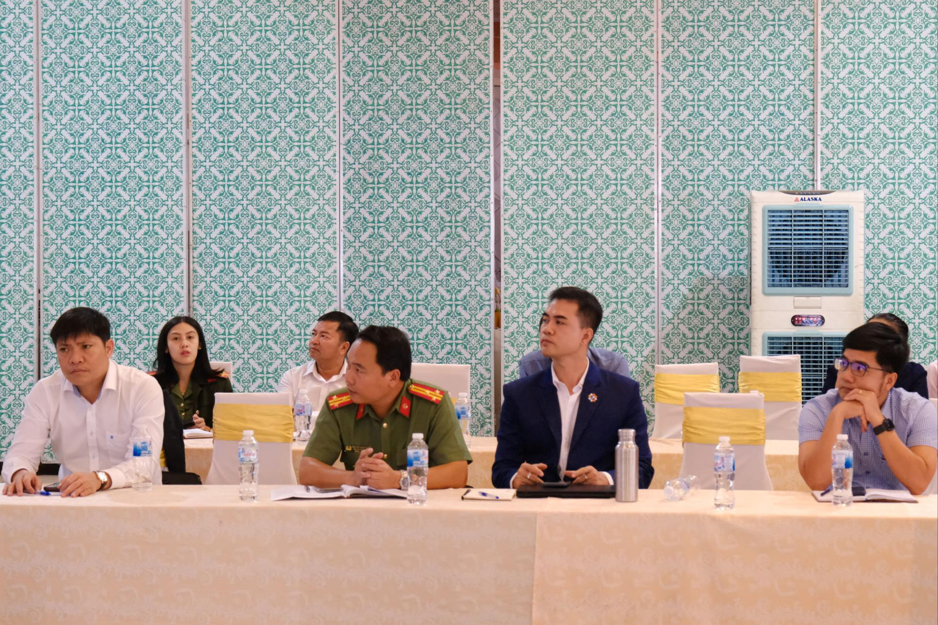 Representatives of provincial departments and agencies attend the conferenc