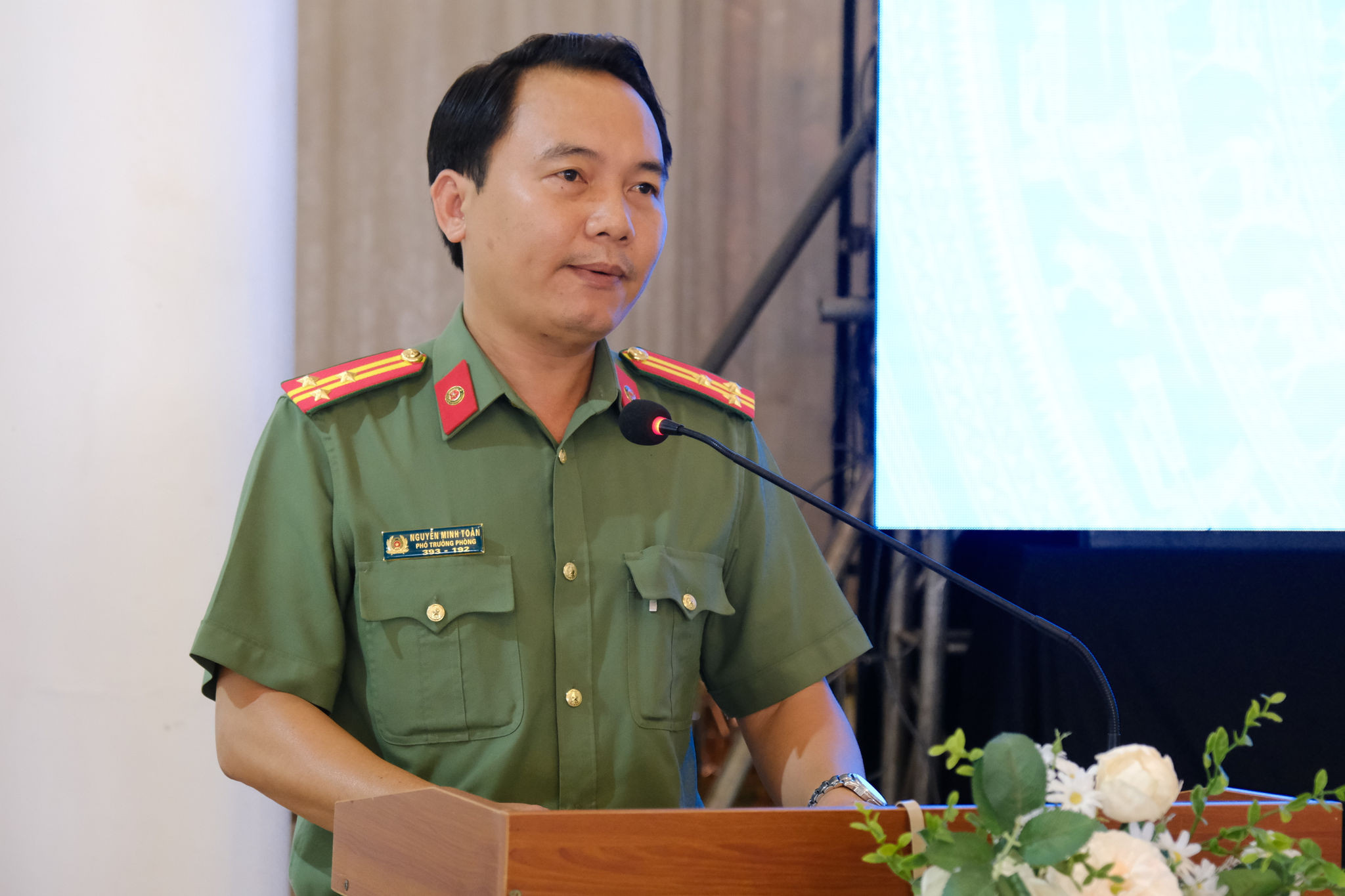 A representative of the Lam Dong Provincial Police speaks at the conference