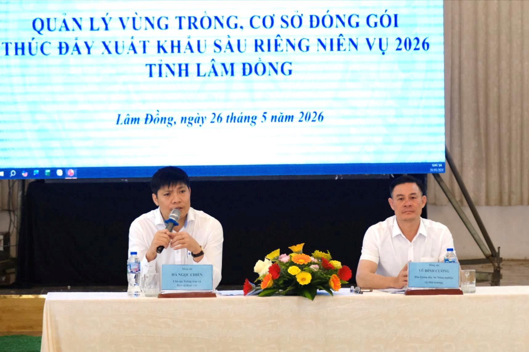 Representatives of the Lam Dong Department of Agriculture and Environment and the Sub-Department of Crop Production and Plant Protection chair the conference