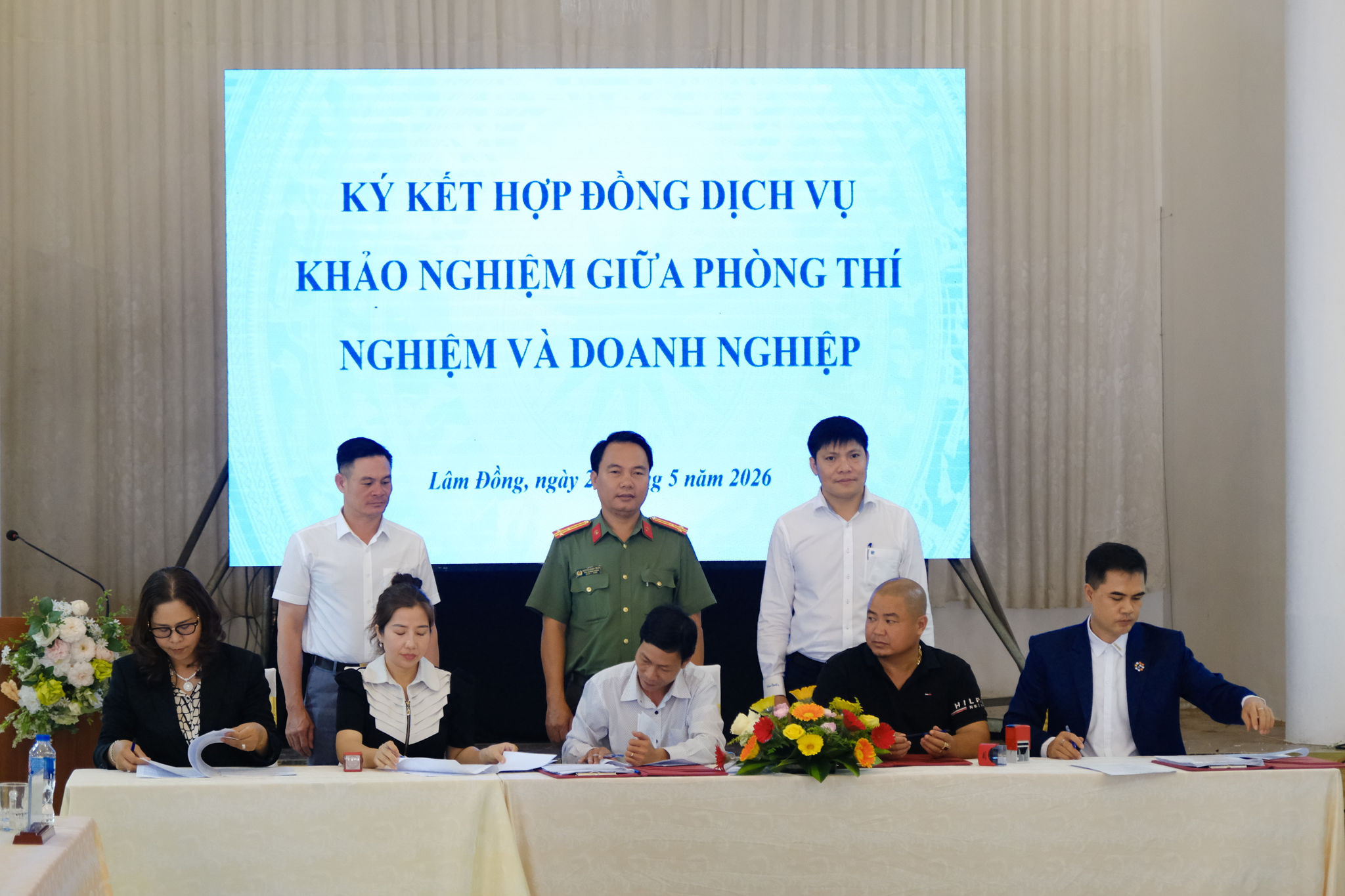 Participating units sign a laboratory testing service agreement with businesses
