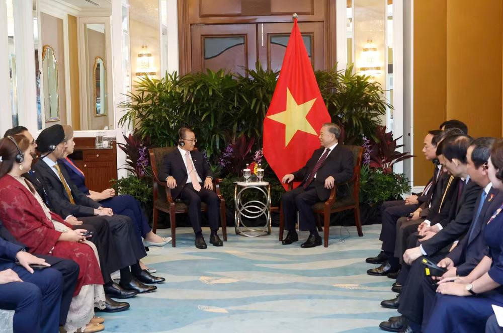 eda2e2b7-_vna-potal-tong-bi-thu-chu-tich-nuoc-to-lam-hoi-kien-chu-tich-quoc-hoi-singapore-seah-kian-peng-8794838.jpg.avif(1).jpg