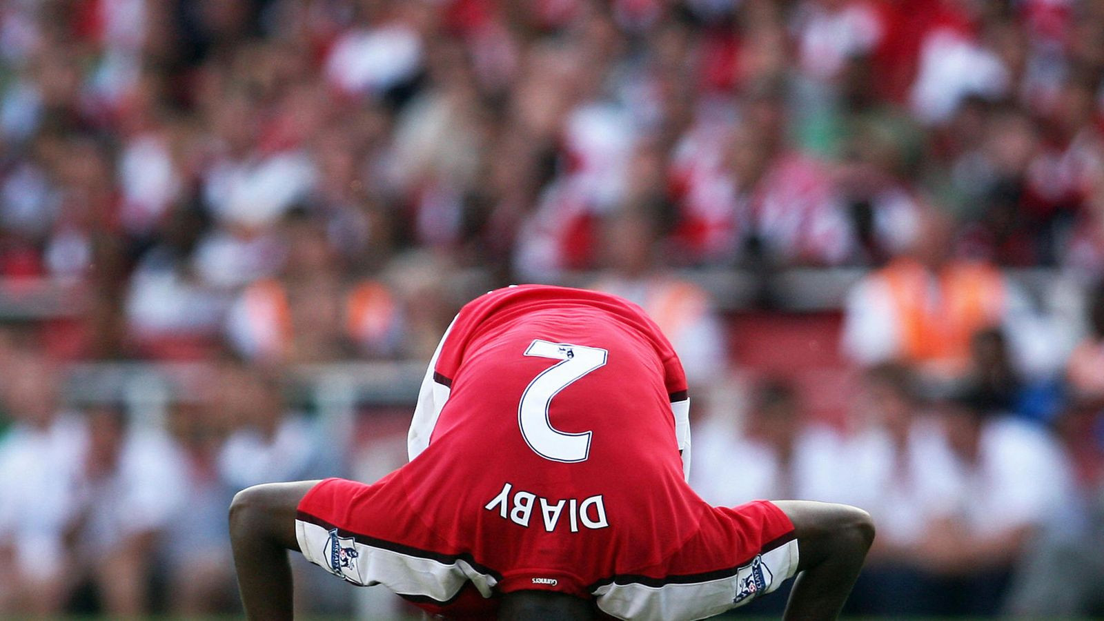 Abou Diaby thường xuyên phải làm bạn với giường bệnh thay vì sân cỏ
