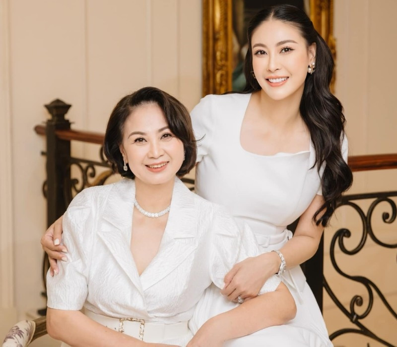 Hà Kiều Anh và mẹ ruột.