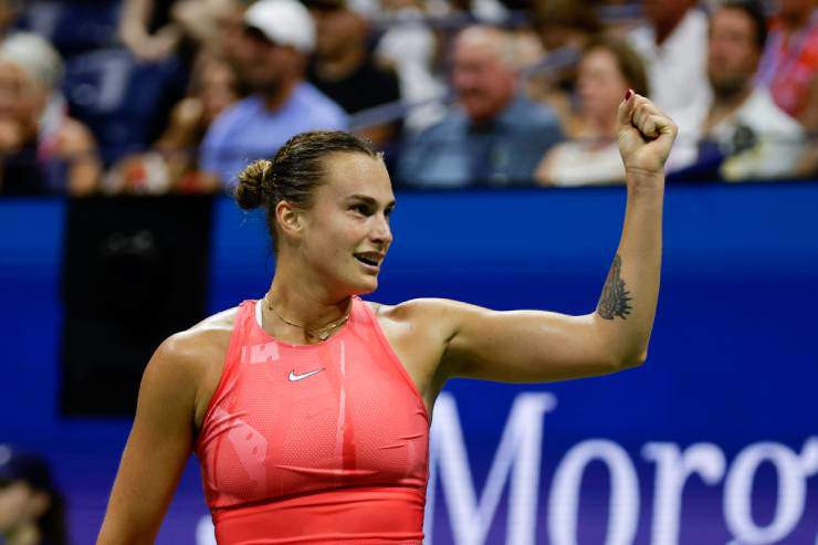 Aryna Sabalenka phô diễn sức mạnh tấn công tại Roland Garros 2026