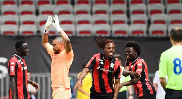 Các cầu thủ Nice ăn mừng sau khi ghi bàn thắng quan trọng vào lưới Saint-Etienne.