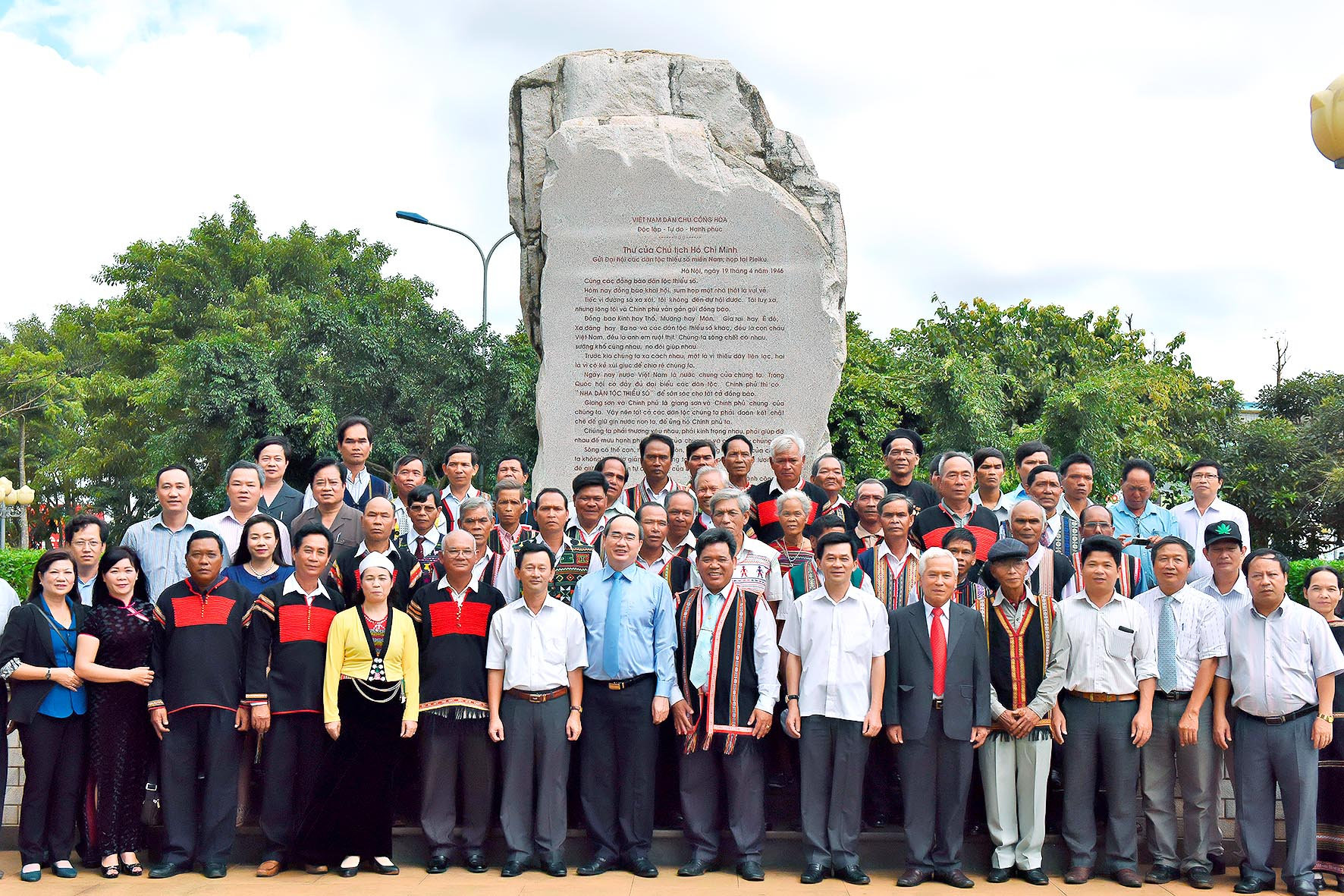 Lãnh đạo Đảng, Nhà nước cùng đại biểu đồng bào các dân tộc bên bia đá khắc Thư gửi Đại hội các dân tộc thiểu số miền Nam của Bác Hồ - tại TP Plâycu