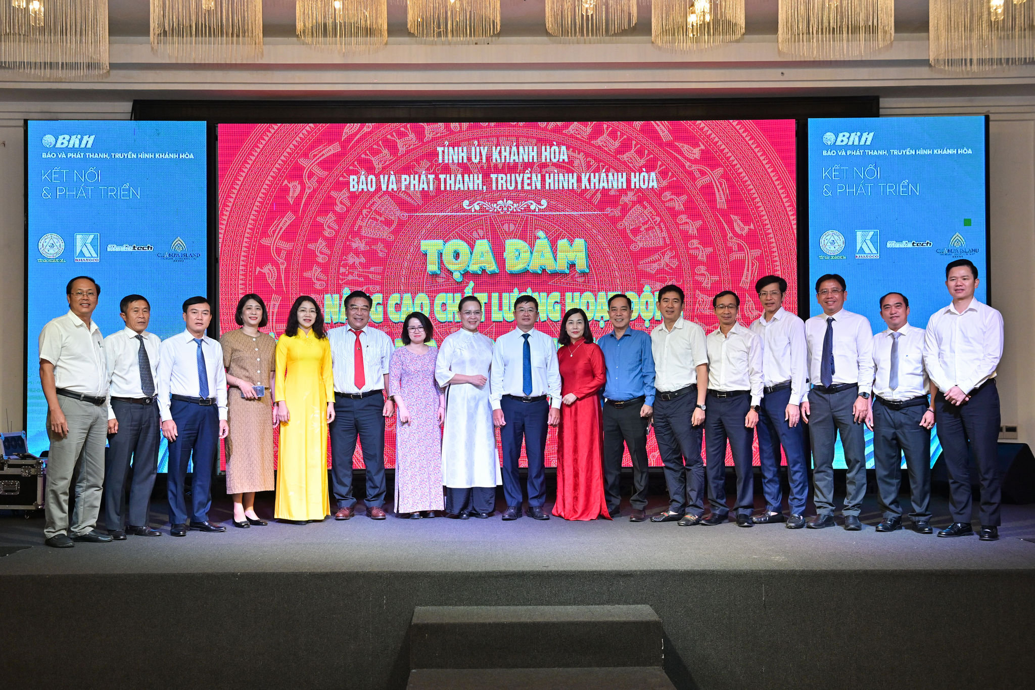 Le Huy Toan, member of the Lam Dong Provincial Party Committee and Director of Lam Dong Newspaper and Radio-Television, joins leaders of local newspaper and broadcasting agencies at the seminar.