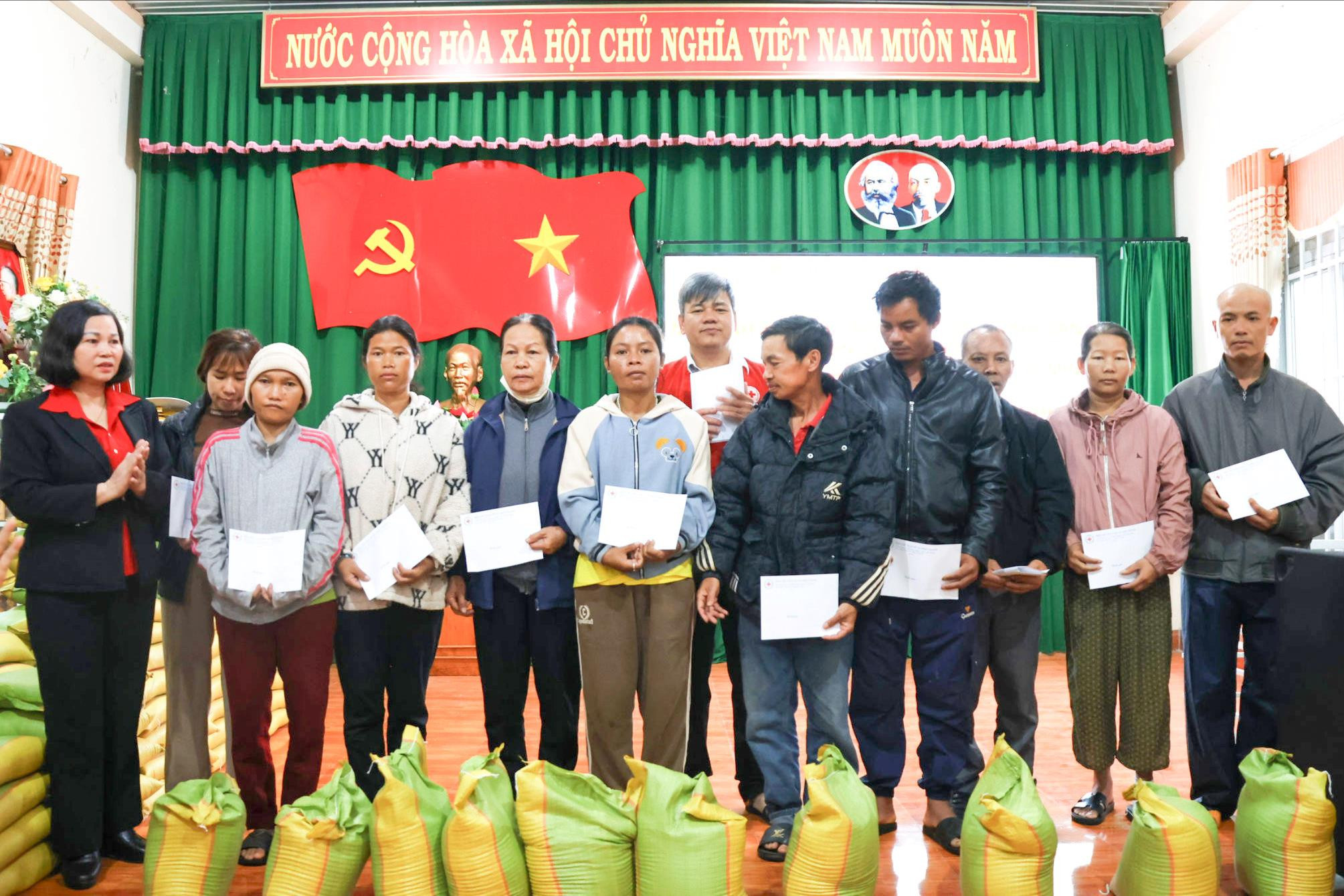 113 hộ dân khó khăn xã Hiệp Thạnh được hỗ trợ sinh kế, trao quà
