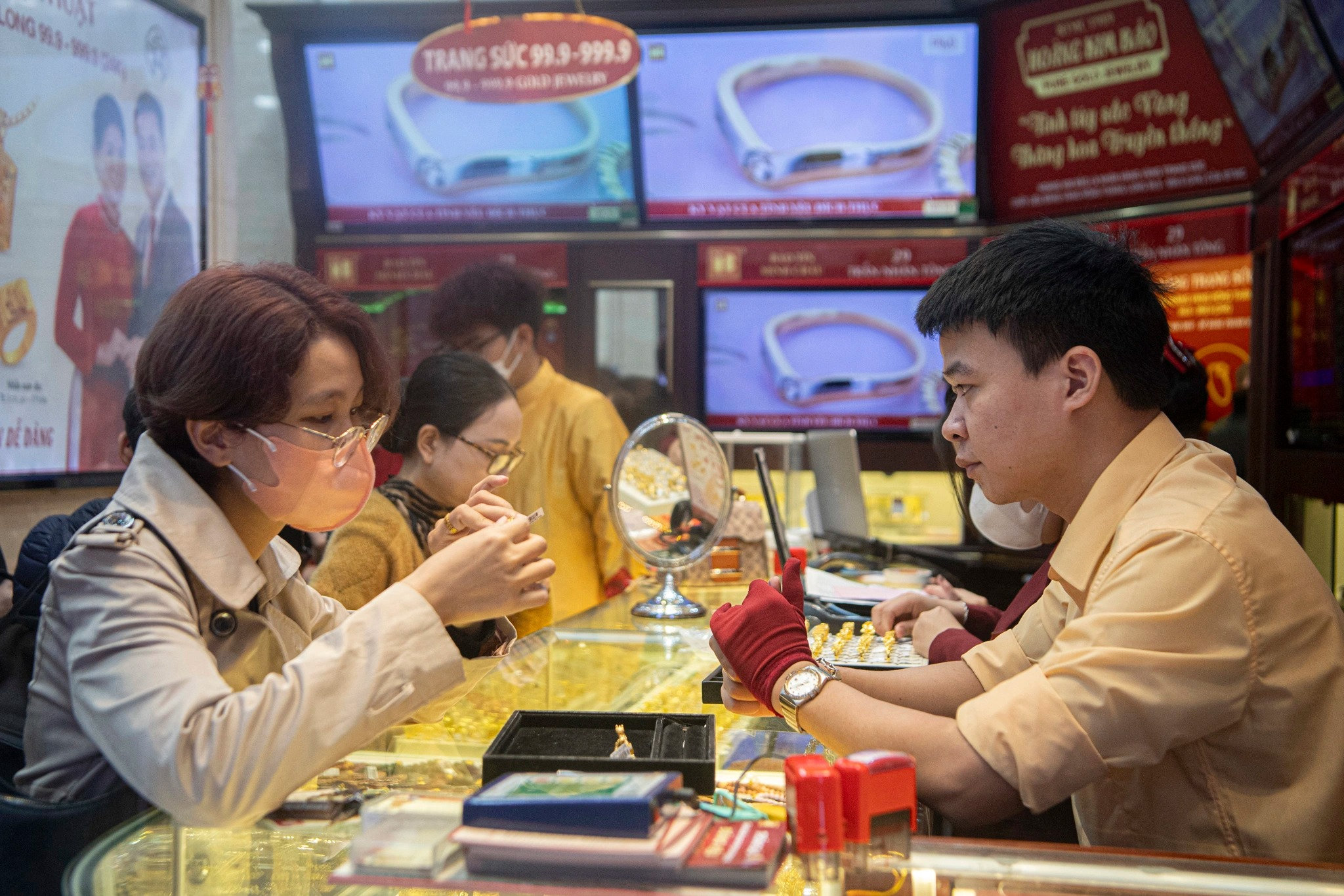 Cập nhật giá vàng ngày 1/6/2026: Giá vàng SJC 24k 9999, nhẫn trơn BTMC BTMH DOJI Phú Quý đầu tháng mới nhất