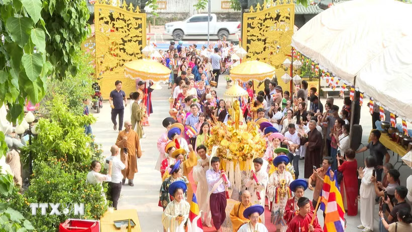 Rước Kim thân Phật đản quanh khuôn viên chùa Phật Tích ở Thủ đô Vientiane (Lào). (Ảnh: Xuân Tú/TTXVN)