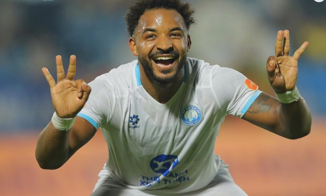 Nguyễn Xuân Son ăn mừng niềm vui với cú hat-trick sau chuỗi trận tịt ngòi.