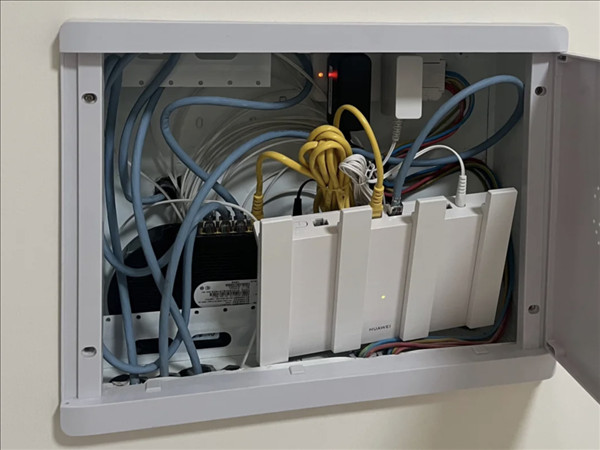 Adjusting the WiFi router antenna