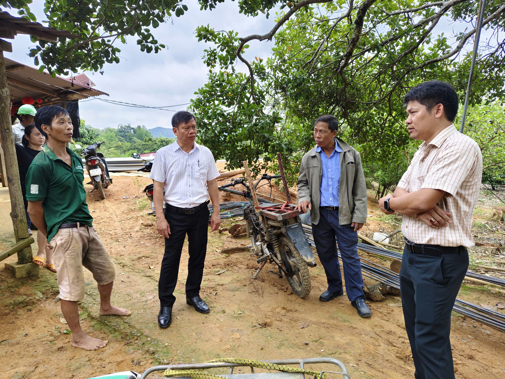 Lãnh đạo UBND xã Cát Tiên 2 xuống cơ sở, lắng nghe ý kiến người dân