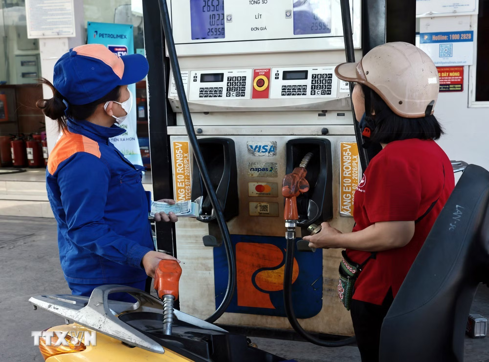 ttxvn-petrolimex-tien-phong-chuyen-sang-ban-xang-sinh-hoc-e10-8780797.jpg
